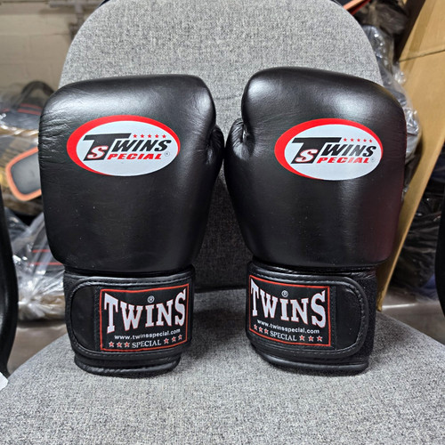 16oz boxing gloves - brand, new.